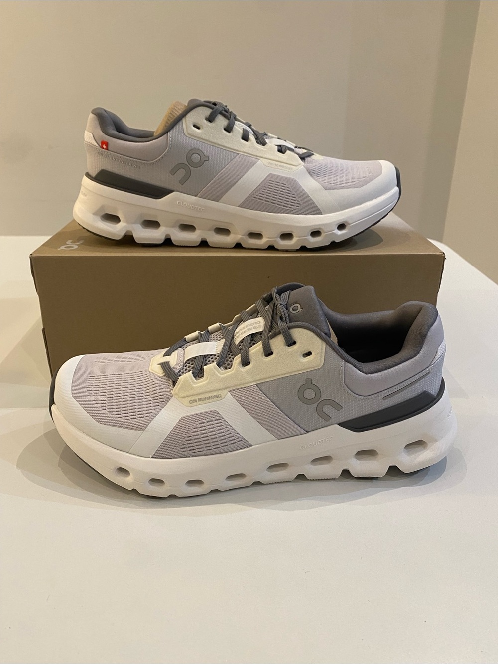 On Running Women’s Cloudrunner 2 Sneaker in Frost/White sz 10.5 New in Box - Picture 3 of 7